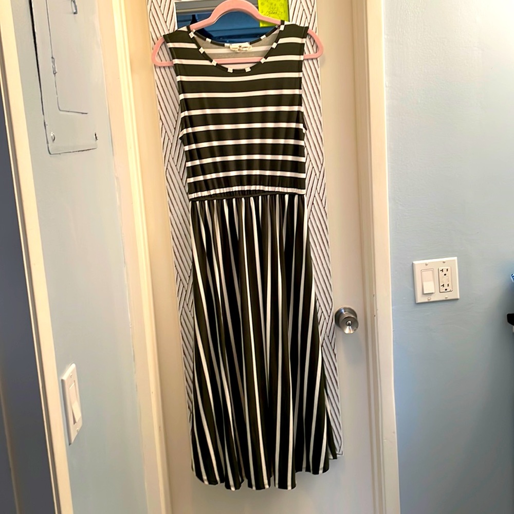 Sleeveless stripped dress